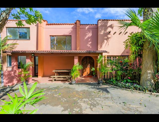 8 BEDROOM HOUSE FOR SALE IN COWIES HILL